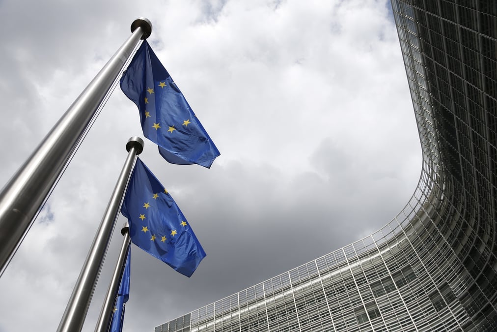 Les drapeaux de l'union europeenne devant le siege de la commission europeenne a bruxelles