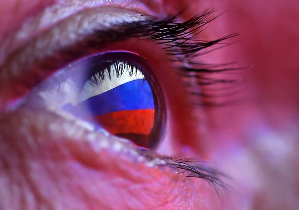 Un drapeau russe se reflete dans un oeil sur cette illustration.