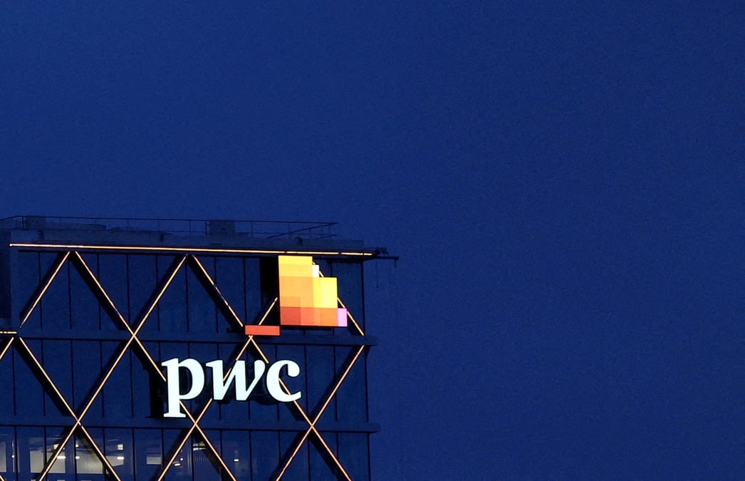 Le logo de pwc est visible sur le toit d'un bureau bruxellois de la societe