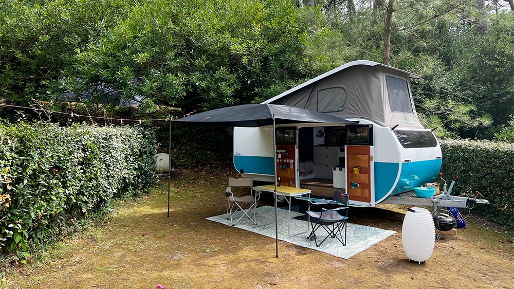 Le BiVan de BiVoaK possède sa propre énergie, avec l'installation de panneaux solaires qui permettent une parfaite autonomie pendant plusieurs jours.
