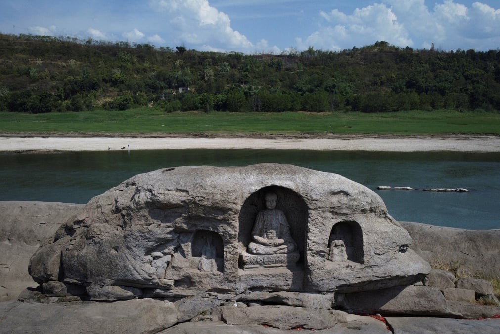 Secheresse en chine, le yangtse devoile trois statues bouddhistes