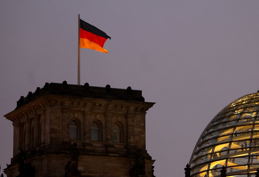 Le drapeau allemand flottant au sommet du reichstag