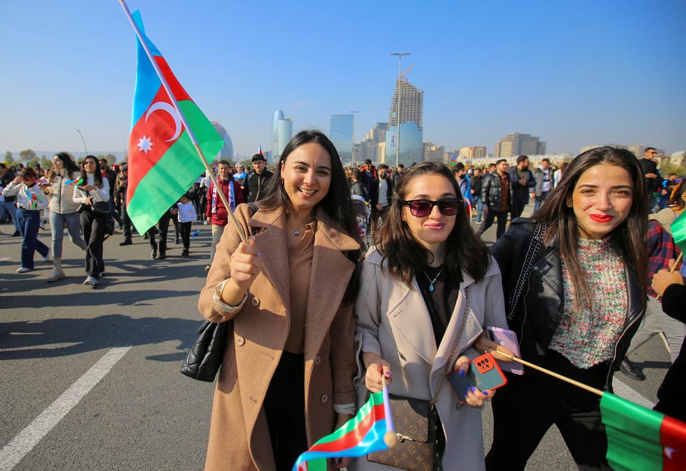 Des personnes participent a une marche pour marquer l'anniversaire de la fin du du dernier conflit militaire dans le territoire du haut-karabakh