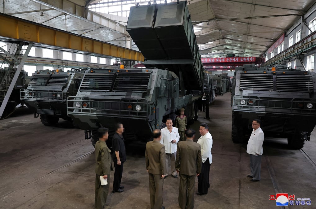Le dirigeant nord-coreen kim jong un visite une usine militaire de coree du nord