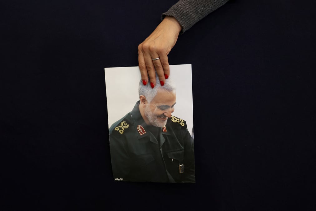 Photo d'archives: une femme iranienne tient une photo du general qassem souleimani a teheran