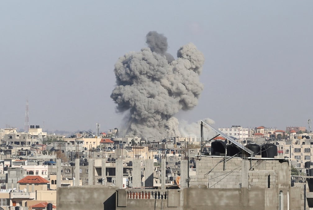 De la fumee s'eleve apres une violente frappe israelienne a rafah