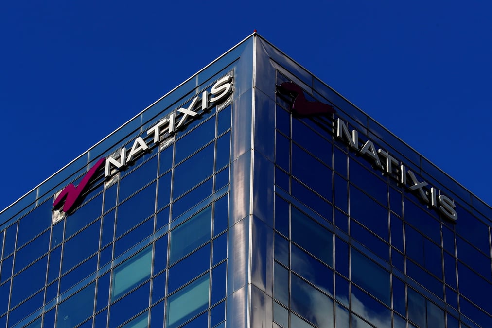 Le logo de natixis sur l'un de ses batiments a paris