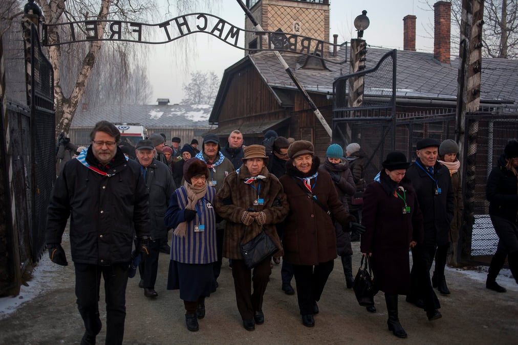 Des survivants commemorent la liberation d'auschwitz