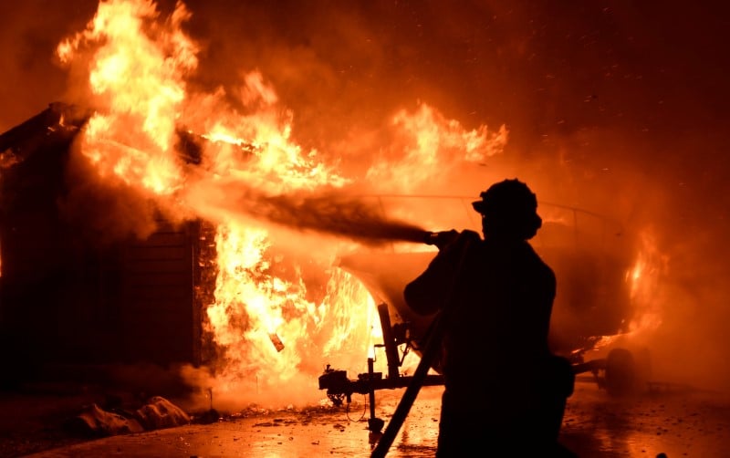 Feux en californie: des milliers d'habitants evacues