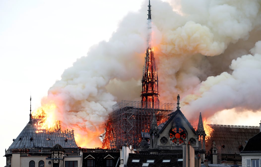 Vaste incendie a notre-dame de paris, qui s'effondre en partie