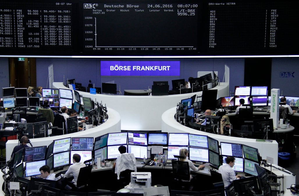 Photo des traders a la bourse de francfort