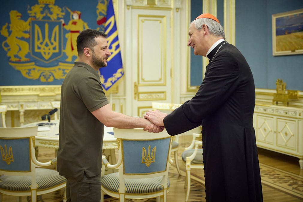 Le president ukrainien volodimir zelensky accueille l'emissaire du pape matteo zuppi, a kyiv, en ukraine