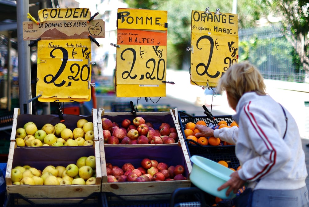 Une femme achete des fruits dans un marche local a nice