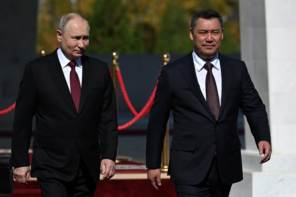 Vladimir poutine avec le president kirghize sadir djaparov