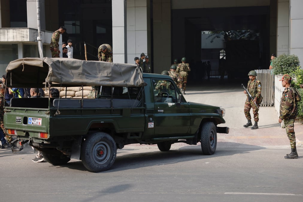 Des membres de l'armee bangladaise arrivent dans un camp temporaire afin d'aider l'administration civile pendant les elections generales a dhaka