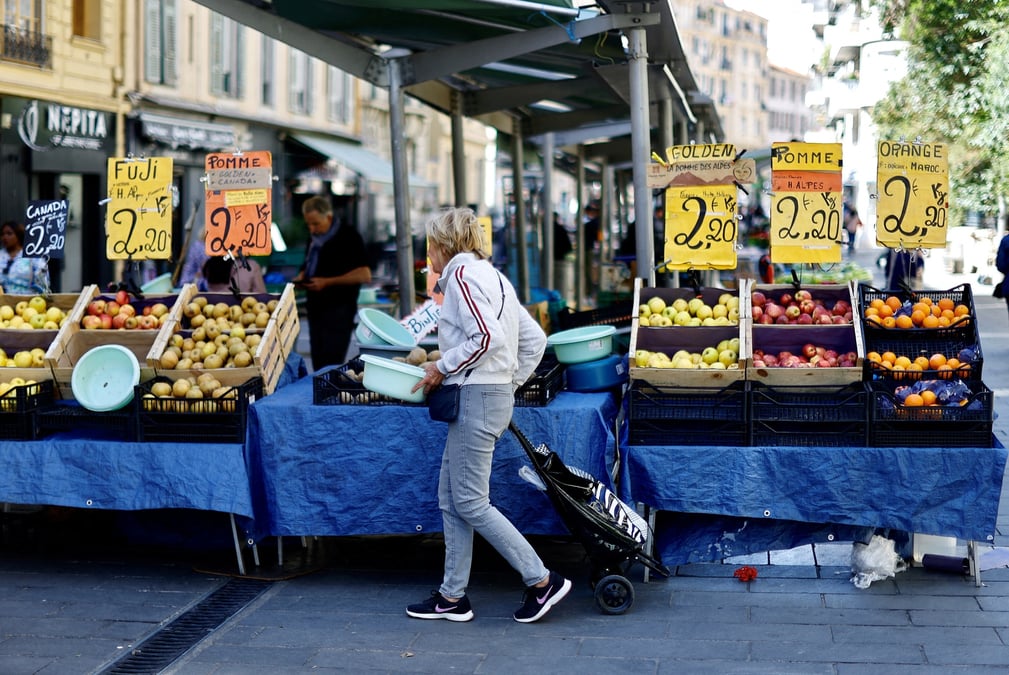 Une femme fait ses courses sur un marche local a nice