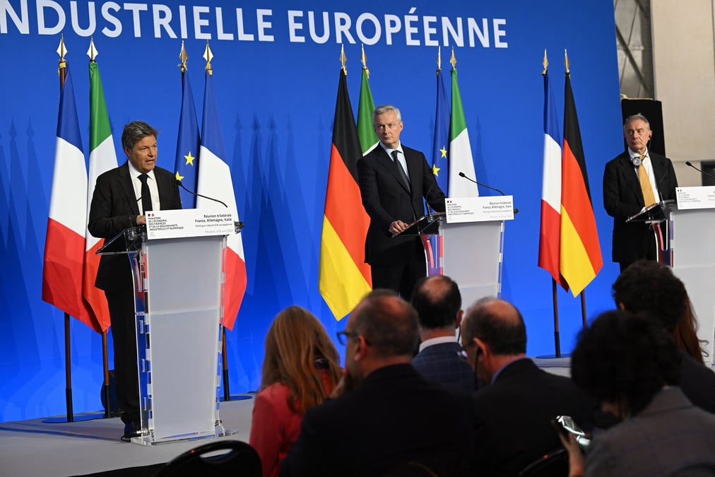 Robert Habeck, ministre allemand à l’Economie et à la Protection du climat, Bruno Le Maire, son homologue français à l’Economie et aux Finances, et Adolfo Urso, ministre italien des Entreprises ont appelé la Commission européenne ont appelé lundi la Commission européenne à « mettre en œuvre un programme de simplification ambitieux », alors que celle-ci devra être renouvelée dans les prochains mois.