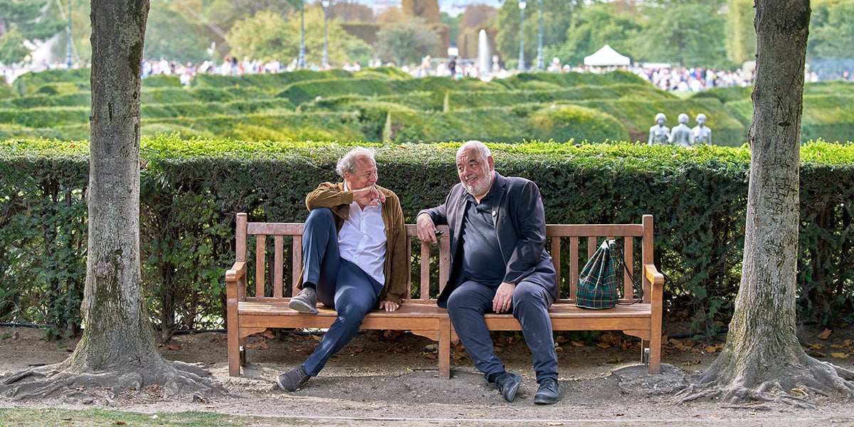 Grégoire Bouillier et Philippe Jaenada (de g. à dr.) au jardin des Tuileries, à Paris début septembre