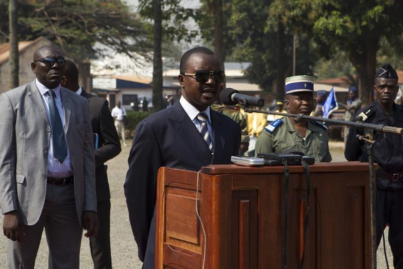 Le nouveau dirigeant centrafricain tape du poing sur la table