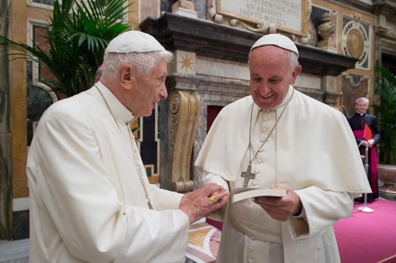 Rare apparition publique de l'ancien pape benoit xvi