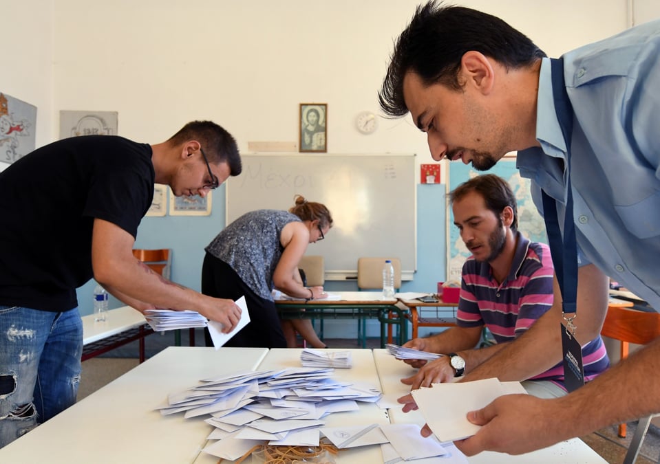 La droite grecque largement en tete aux elections, selon les projections