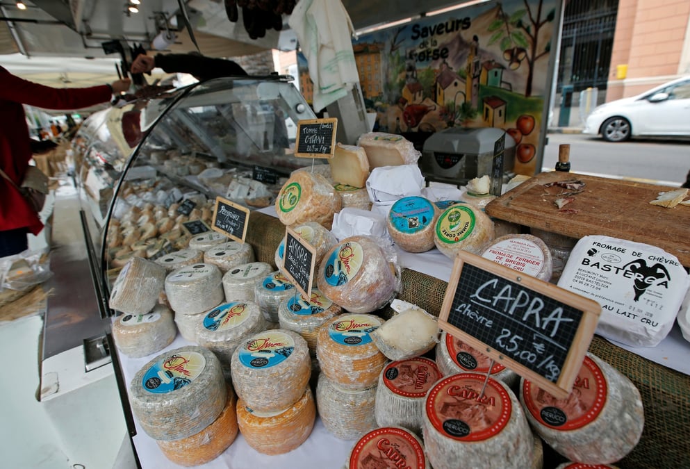 Étal d'un marchand de fromages corses sur le marché d'Ajaccio (photo prise le 6 février 2018).