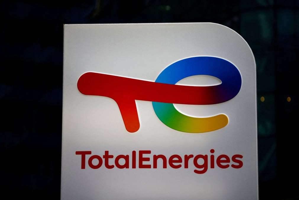 Photo d'archives du logo de totalenergies qui est photographie dans une station de recharge pour voitures electriques a courbevoie