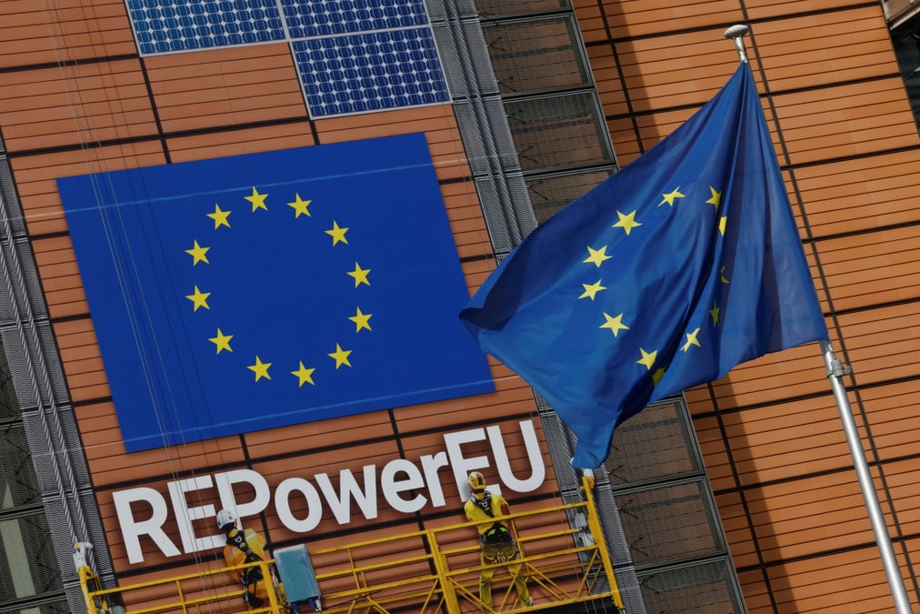 Le drapeau de l'union europeenne flotte devant le siege de la commission europeenne a bruxelles