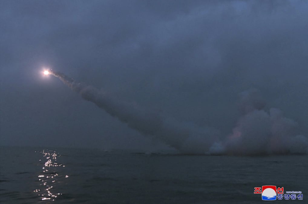 La coree du nord tire des missiles d'un sous-marin sur une cible sous-marine