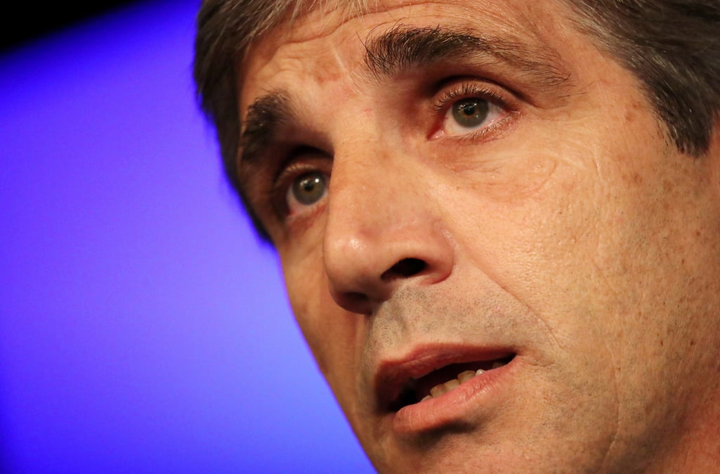 L'ancien gouverneur de la banque centrale argentine, luis caputo, s'exprime lors d'une conference de presse a buenos aires