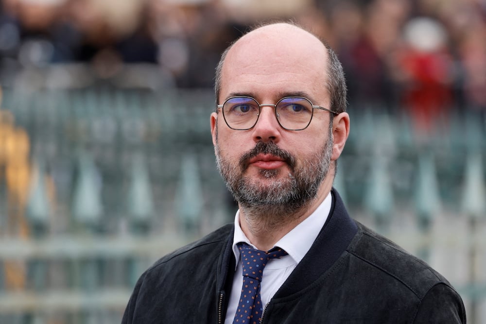 Ce grand spécialiste de la communication politique a posé des congés sans soldes pendant le prochain mois.