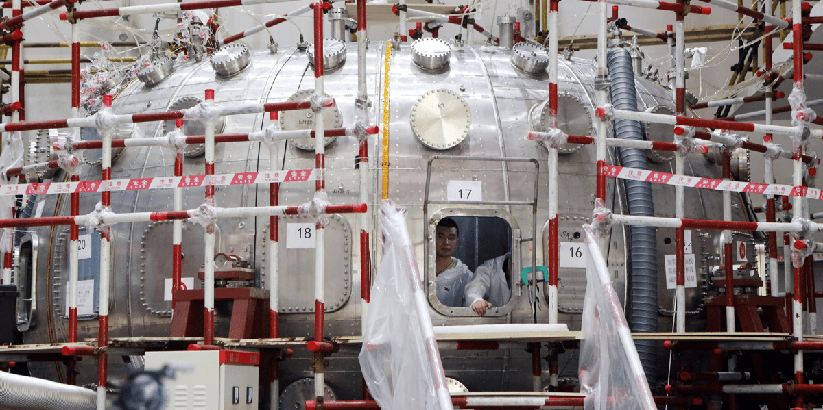 Chine / fusion nucléaire : des hommes travaillent sur le réacteur Tokamak HL-2M, dans la province du Sichuan le 5 juin 2019