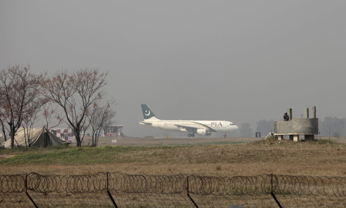 Un vol commercial de pakistan airlines atterrit a kaboul