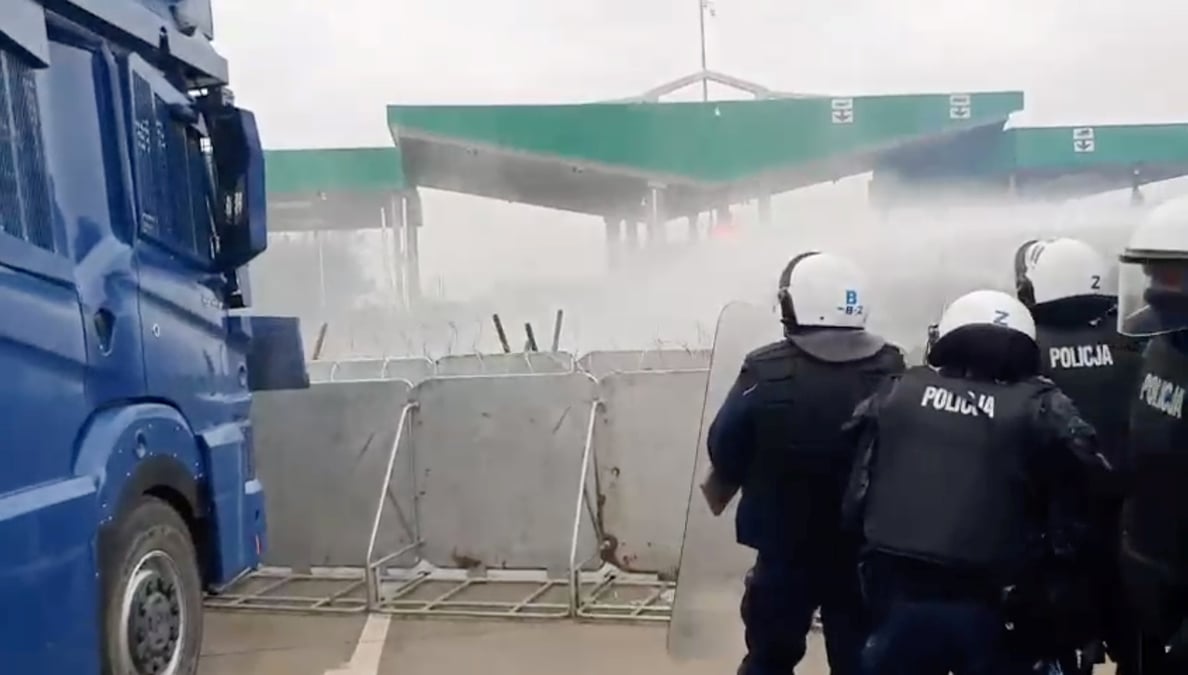 La pologne utilise des canons a eau contre les migrants a la frontiere bielorusse