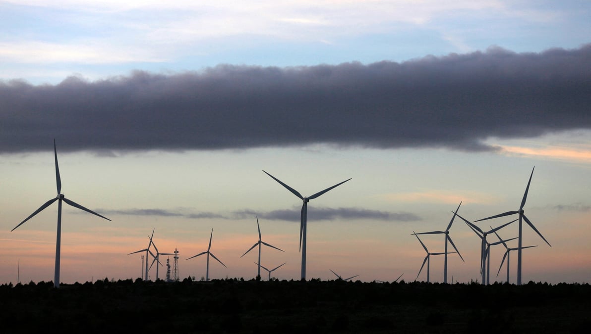 Photo d'archive des eoliennes d'iberdrola au crepuscule a moranchon, en espagne