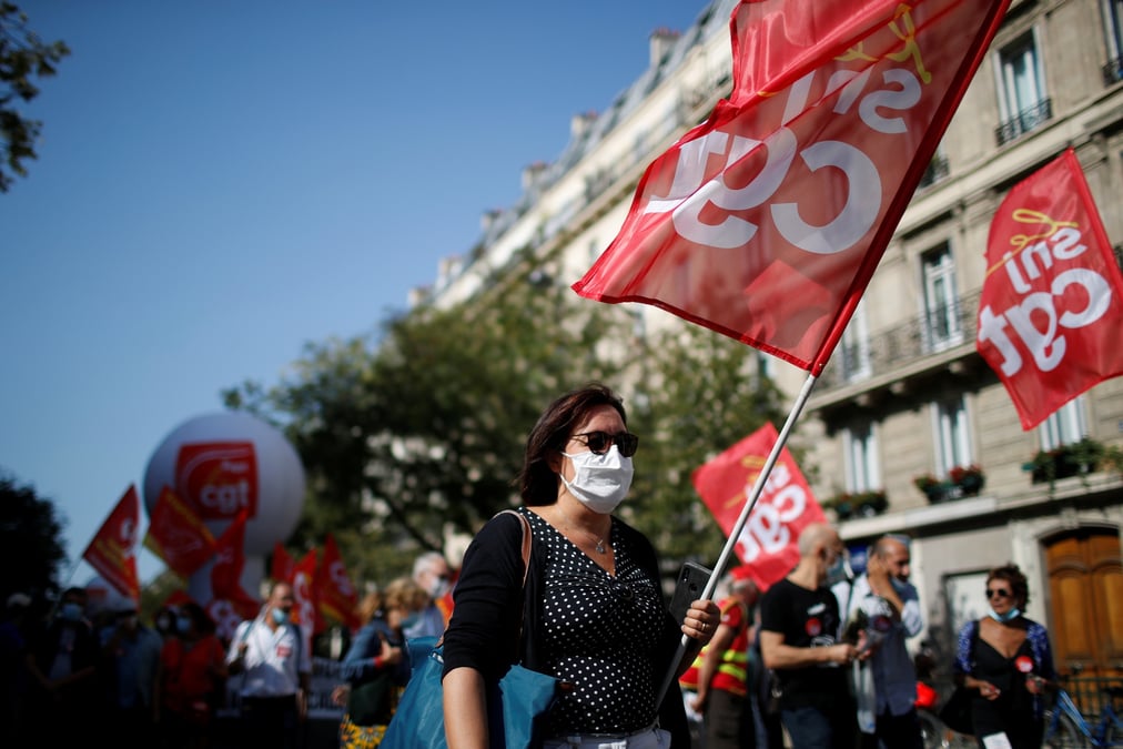 Photo d'archive de manifestants avec des drapeaux du syndicat cgt lors d'une manifestation