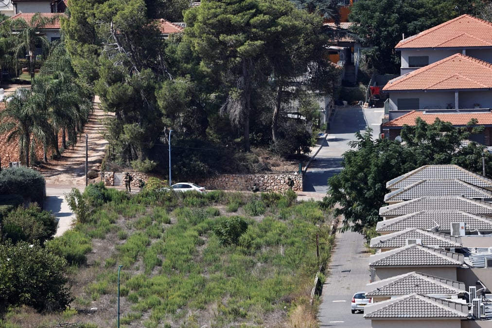 Des soldats israeliens patrouillent dans le village de metula
