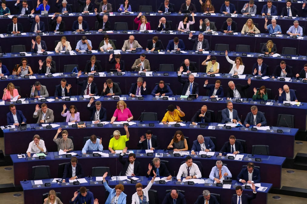 Des membres du parlement europeen votent a starsbourg