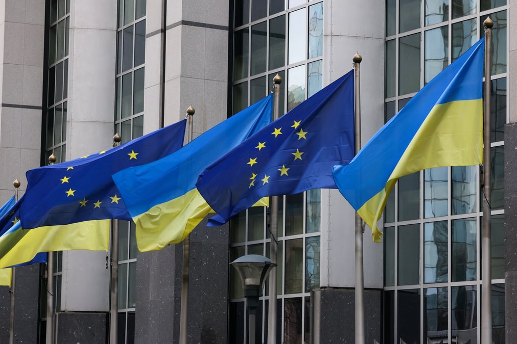 Des drapeaux ukrainiens flottent devant le batiment du parlement europeen