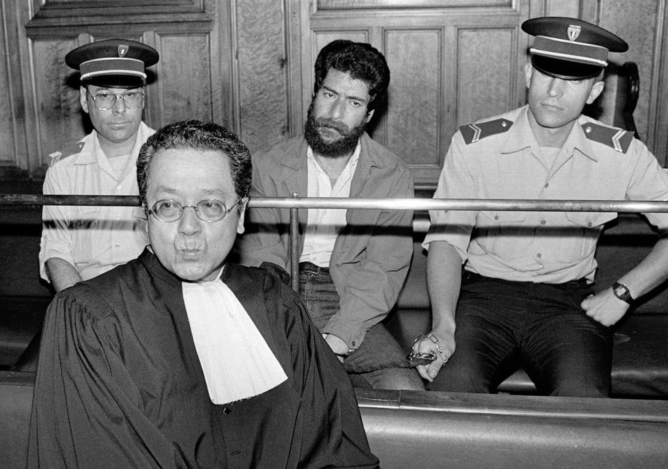 Une photo d'archives montre le militant des farl georges ibrahim abdallah et l'avocat verges assistant au proces au tribunal de lyon