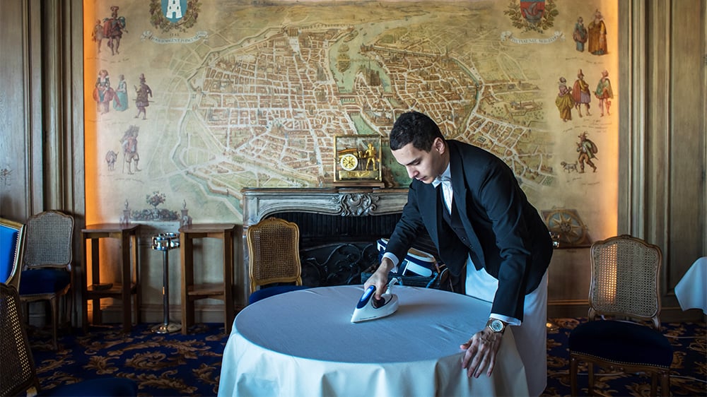 À la Tour d’Argent, restaurant gastronomique qui surplombe la Seine, les nappes donnent la mesure du poids du rituel.