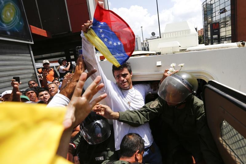L'opposant vénézuélien Leopoldo Lopez se rend à la police