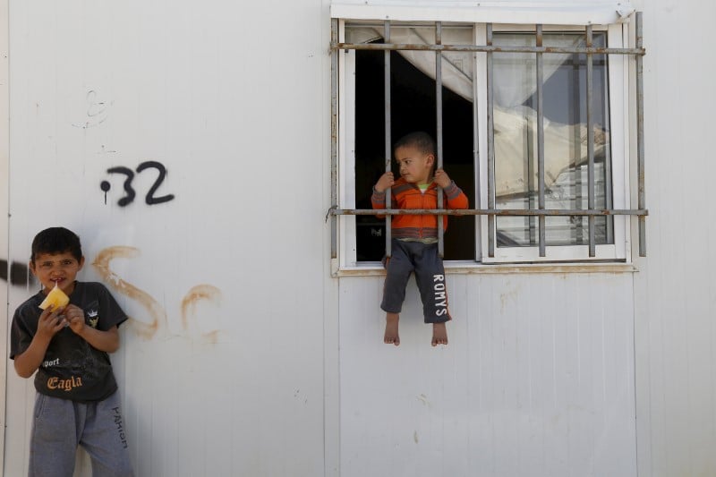 Enfants d'une syrie en guerre, refugies, soldats ou morts