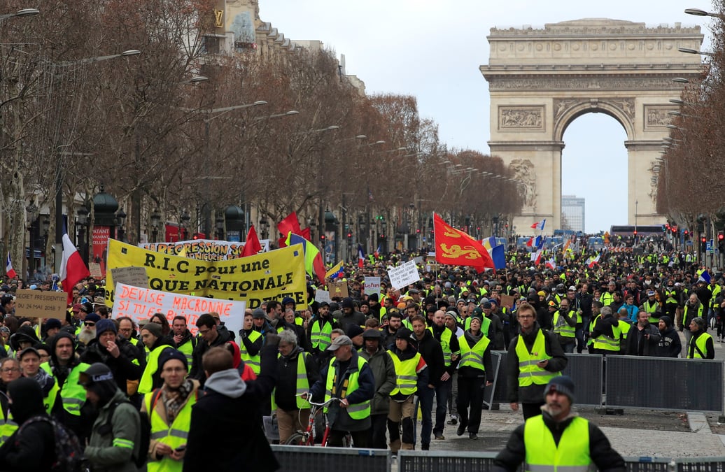 "gilets jaunes": un manifestant gravement blesse a la main a paris