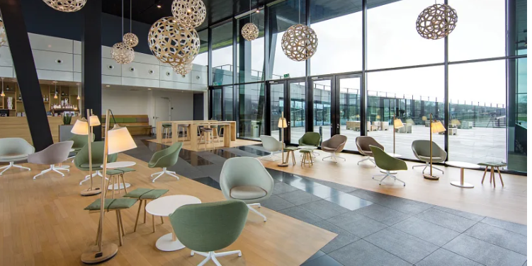 Regus, spécialisée dans les espaces flexibles, propose des bureaux partout.