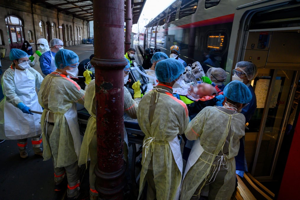 Coronavirus: deux tgv transferent des malades parisiens vers la bretagne