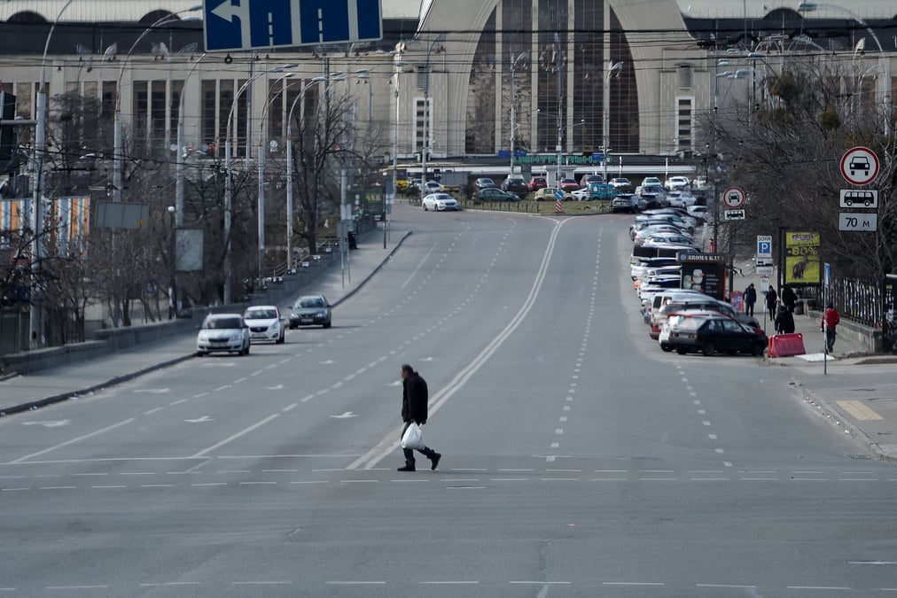 L'ukraine jure de resister aux forces russes, l'occident durcit ses sanctions