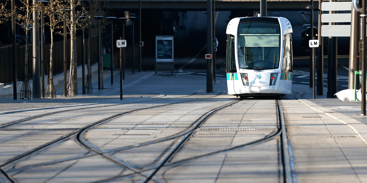 Une greve perturbe le trafic des bus et tramways a paris