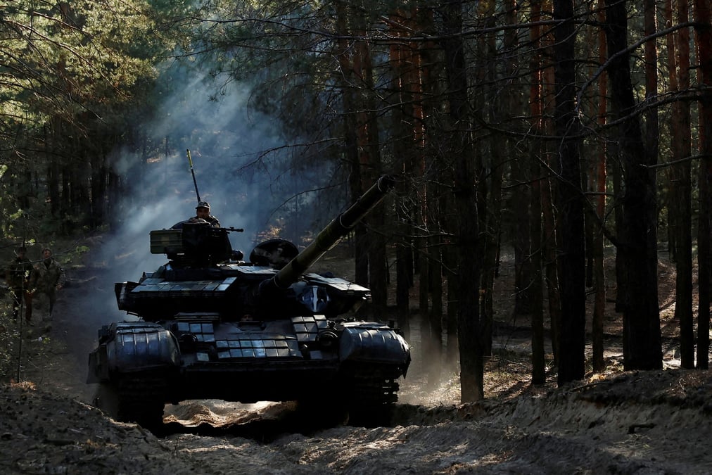 Des soldats ukrainiens conduisent un char russe capture dans la region de kupiansk, en ukraine