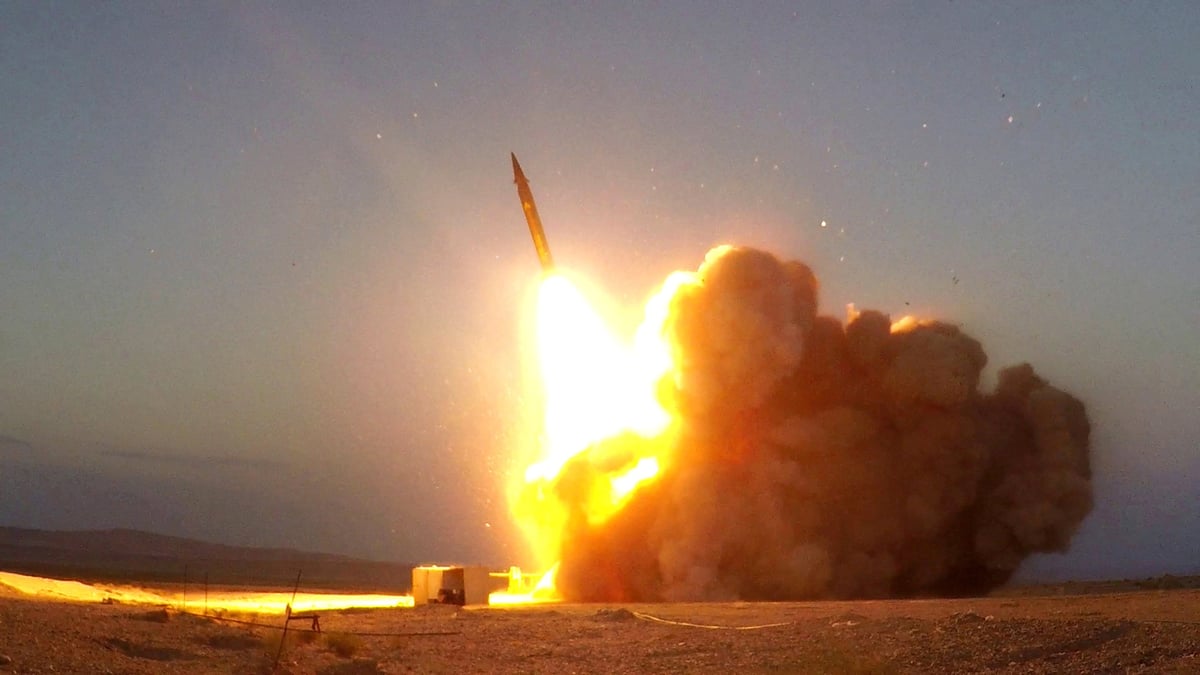 Lancement d'un missile dans un endroit inconnu, en iran
